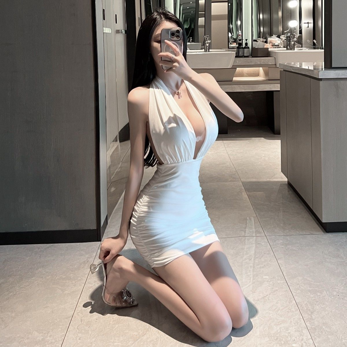 ホルターネックバックレスミニドレス