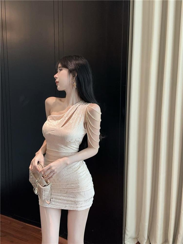 ワンショルダーチェーンデコルテタイトミニドレス