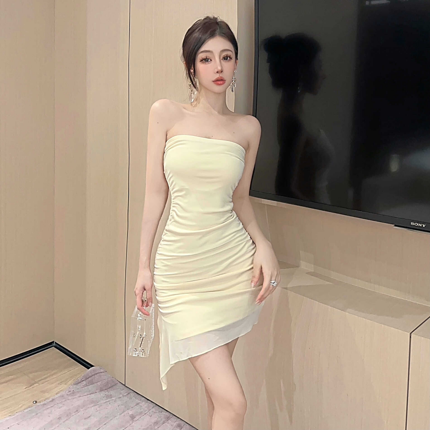 ストラップレスアシンメトリードレープミニドレス