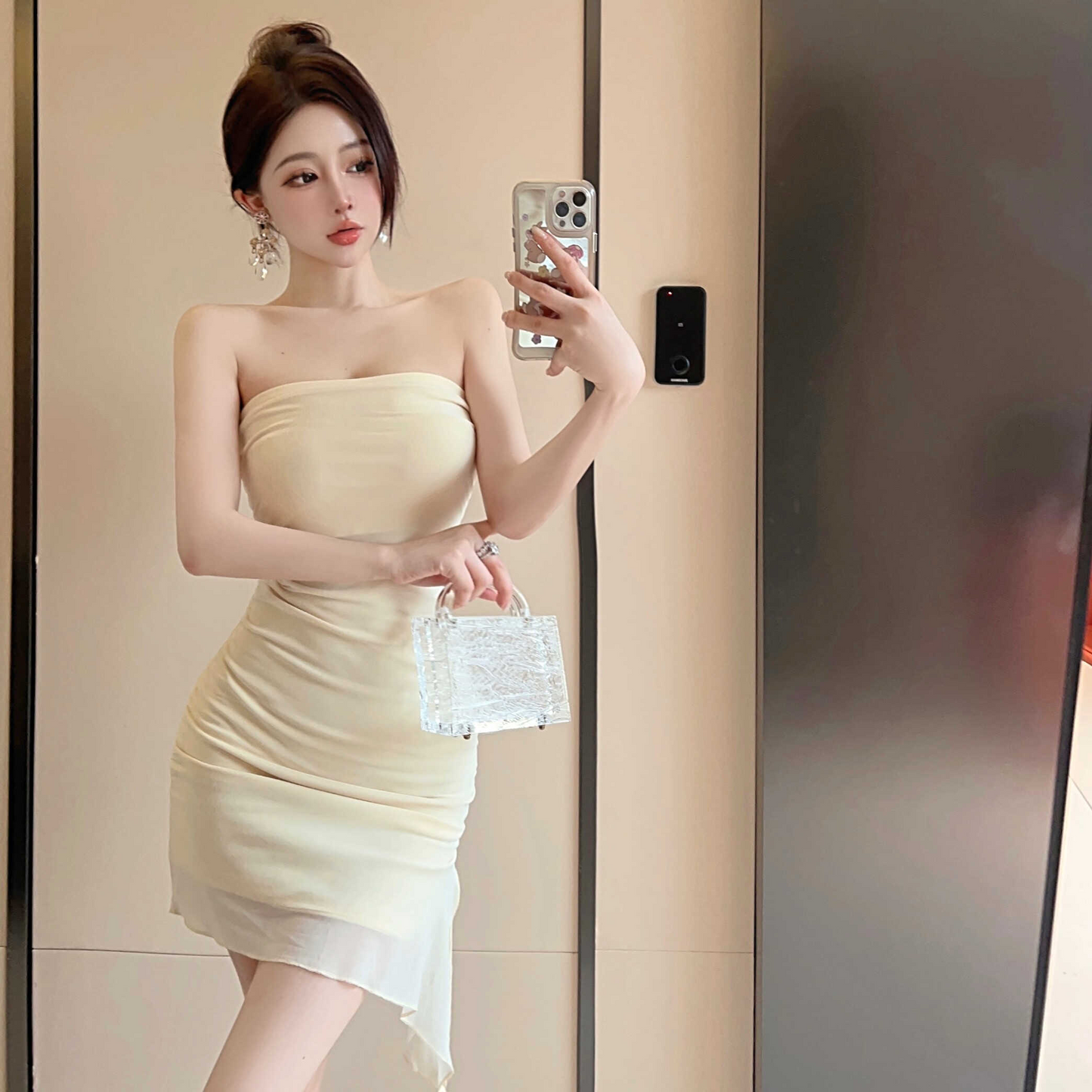 ストラップレスアシンメトリードレープミニドレス